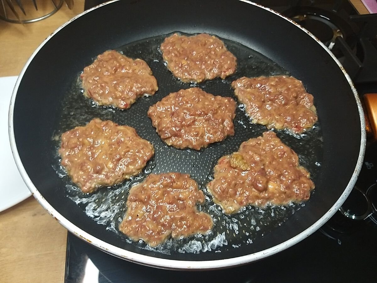 Приготовление мягкой говяжьей печени сочной на сковороде. Котлеты из печени говяжьей. Что можно приготовить на сковородке. Что можно приготовить с котлетами. Выбор и приготовление говяжьей печени.