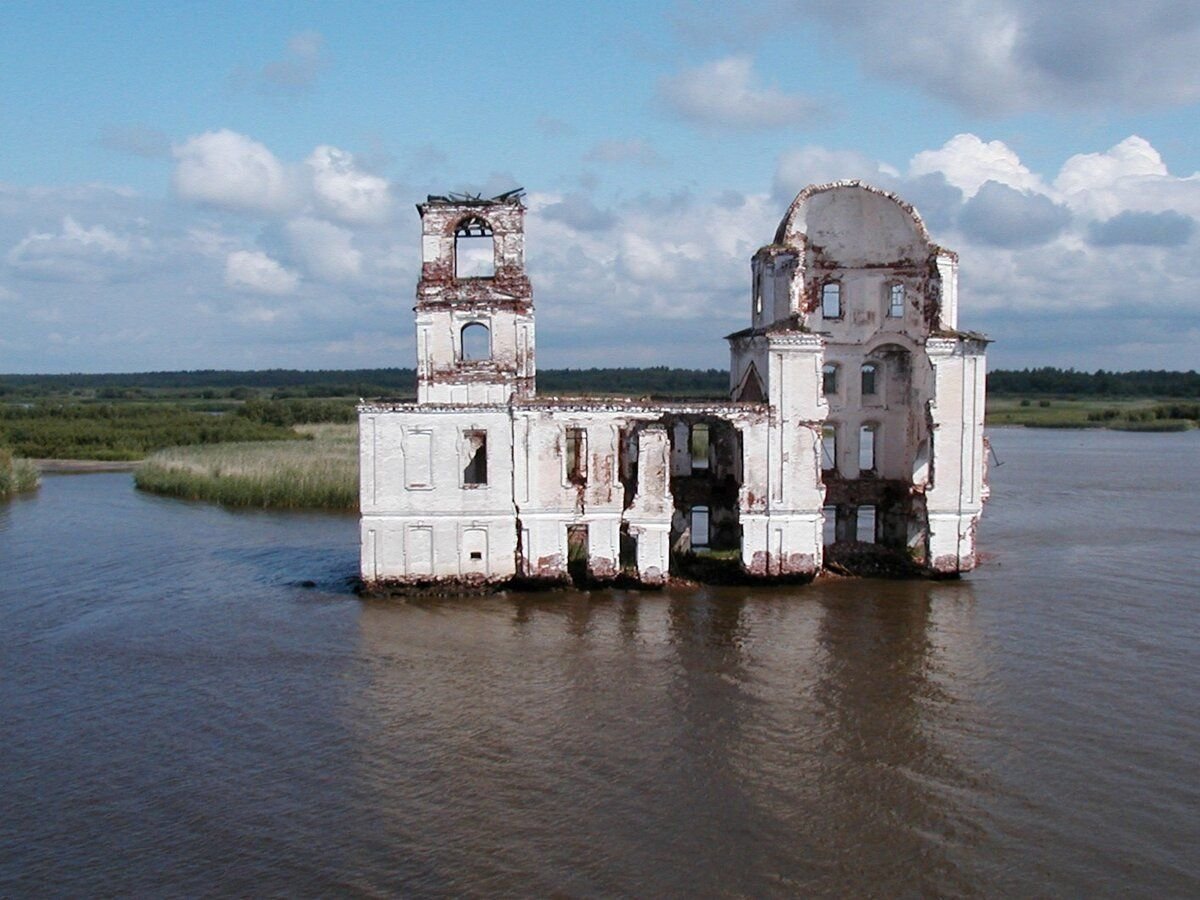 Водохранилище в селе. Молога русская Атлантида. Рыбинское водохранилище затопленный город Молога. Остров Шумаровский Рыбинское водохранилище. Рыбинское водохранилище город Молога.