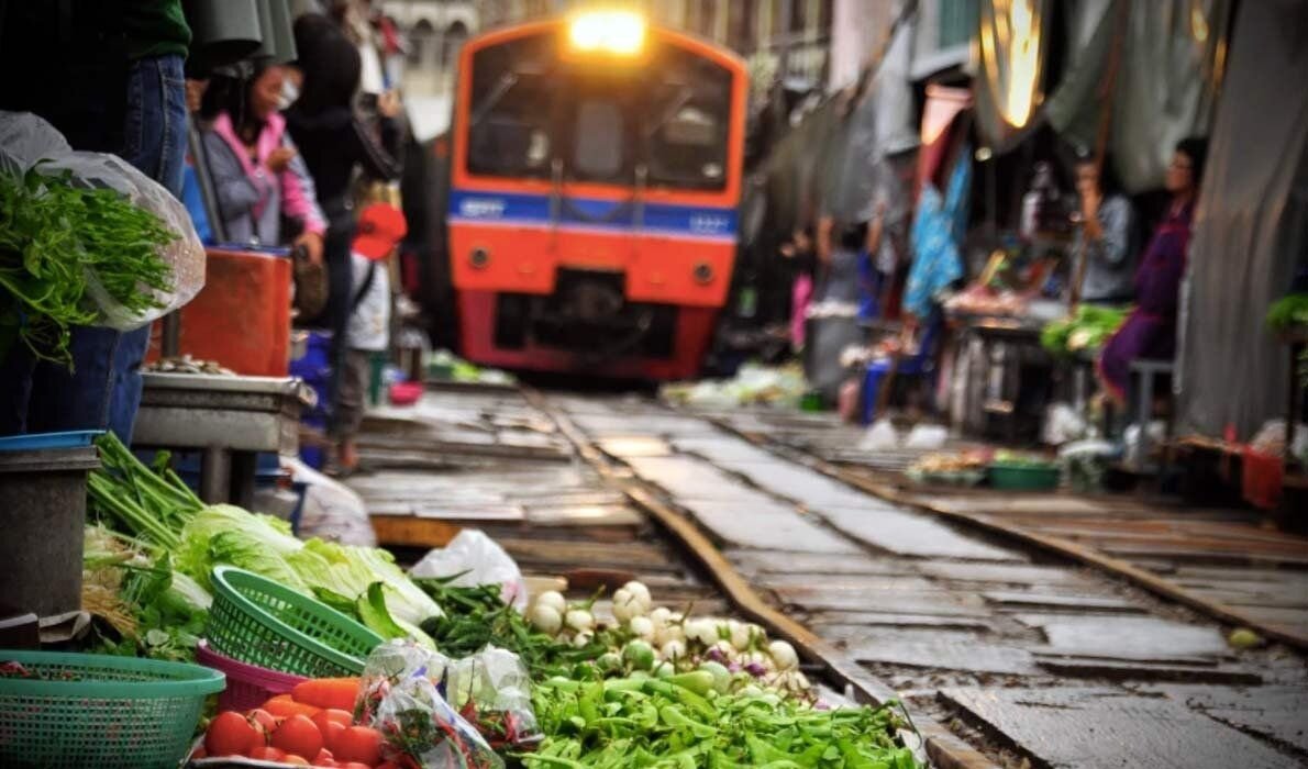 Рынке существует. Рынок Меклонг в Тайланде. Рынок на рельсах Таиланд. Maeklong Railway Market. Рынок с поездом в Бангкоке.