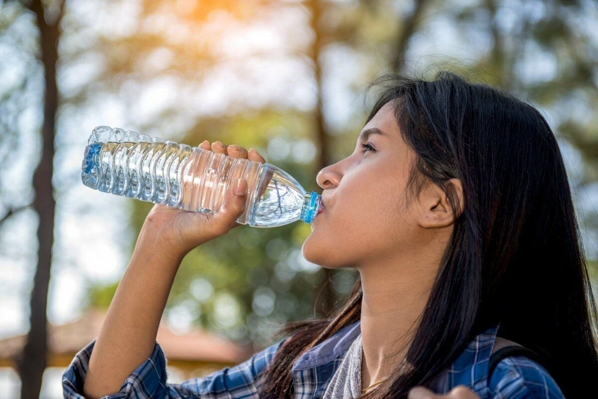 Хочется пить. Жажда воды. Пить больше воды. Жажда пить воду. Пейте больше воды.