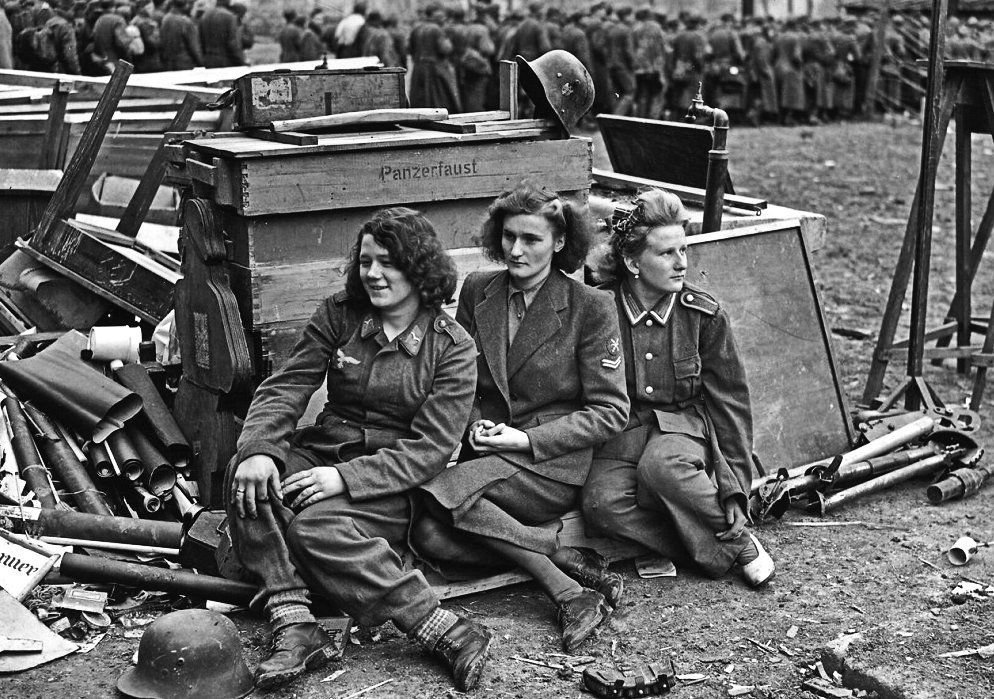 Что русские сделали первые. Немецкие военнопленные в Германии 1945. Немки в Германии в 1945 и советские солдаты. Пленные женщины на войне 1941-1945. Германия 1945 год пленные немецкие солдаты.