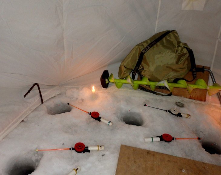Ловля в палатке. Палатка Ладога зимняя. Самодельная палатка для зимней рыбалки. Палатка для зимней рыбалки внутри. Самоделки для зимней рыбалки в палатке.
