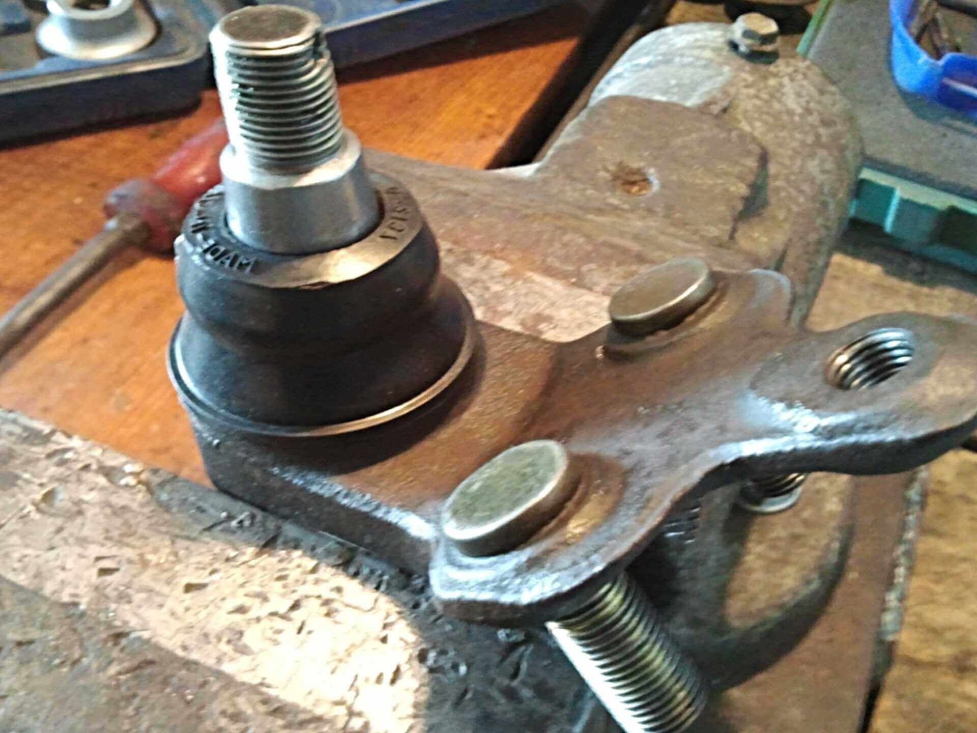 Сломалась шаровая опора. Ремонтные шаровые. Разбитые шаровые опоры. Сломалась шаровая опора. Полимер для шаровой опоры.