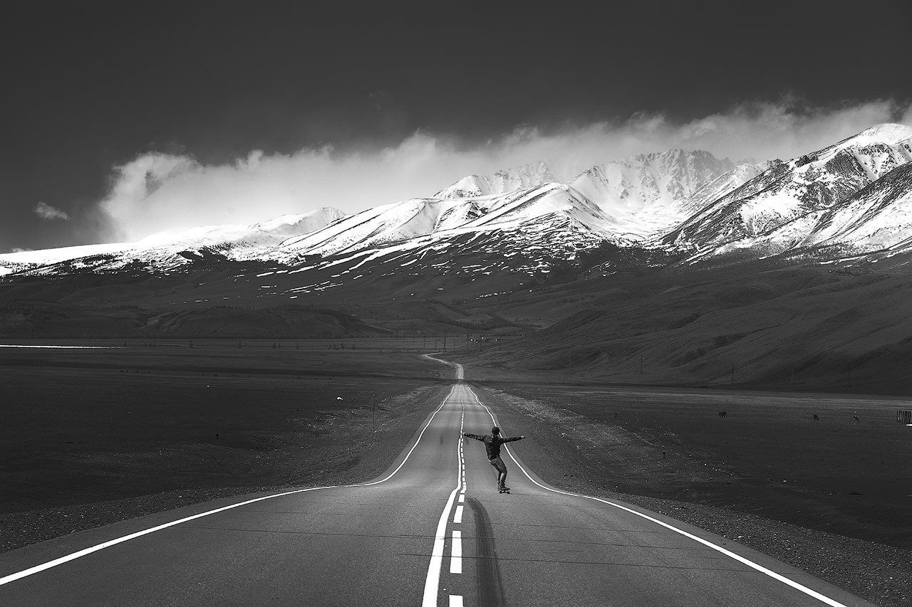 Черно белое 2023. Дорога черно белая. Дорога в гору. Красивые дороги. Красивая дорога в даль.