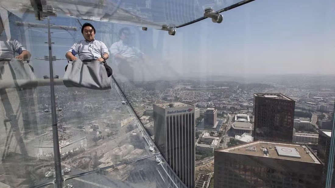 Огромная высота. Стеклянная горка Skyslide, Лос-Анджелес, США. Телебашня Лос Анджелес. Стеклянная горка на небоскребе. Стеклянная горка США.