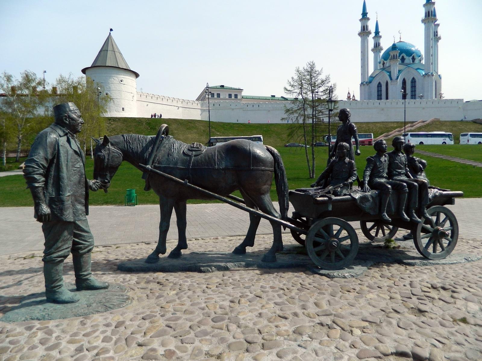 Памятник в казани в 2016. Памятник благотворителю Казань Галимзянов. Асгат Галимзянов памятник в Казани. Памятник Асгату Галимзянову. Памятник благотворителю Асгату Галимзянову.