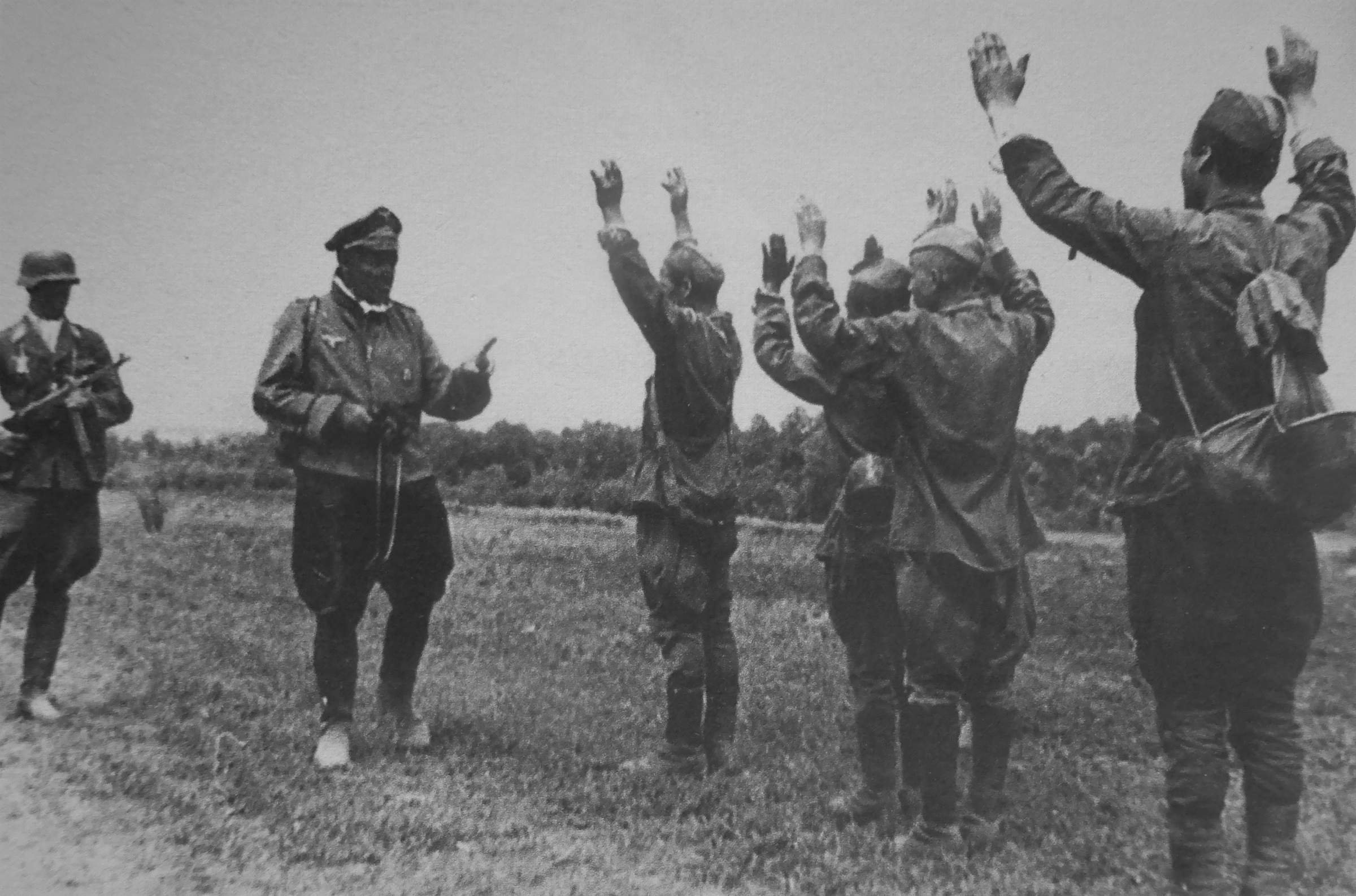 Красноармейцы сдаются в плен 1941