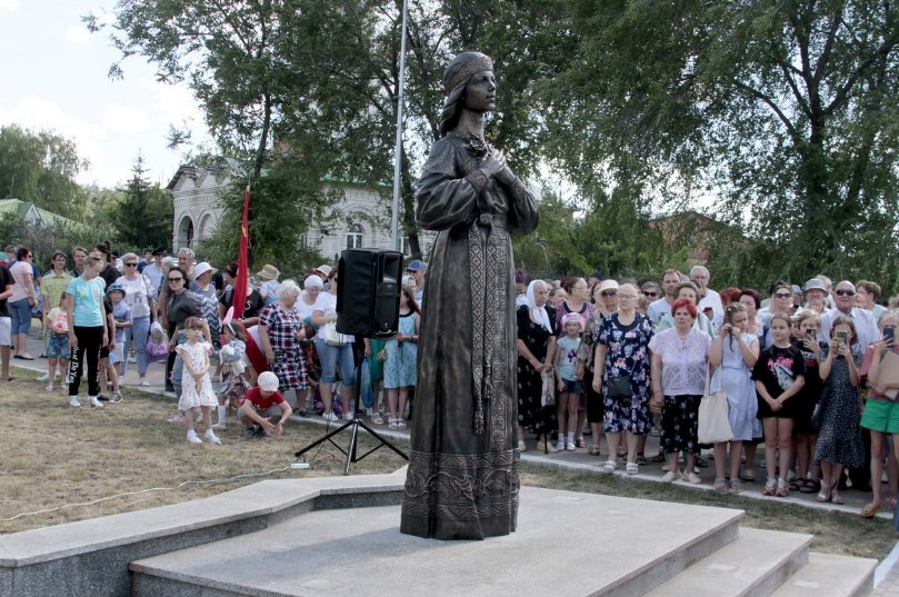 Аленка статуя в нововоронеже фото