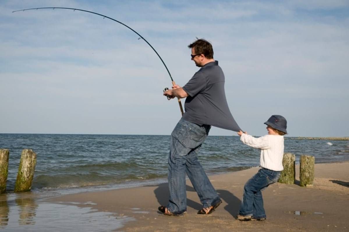 Часто ловлю на. Отец с сыном на рыбалке. Человек рыбачит. Рыбалка с папой. Человек с удочкой.