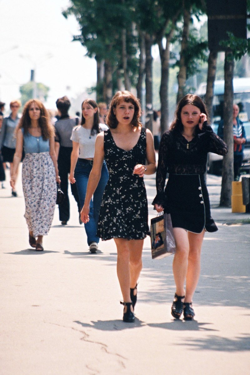 Фото из 90 х девушки. Девушки 90-х годов. Платья 90-х годов. Платья 90-х годов в России. Наряды 90 годов.