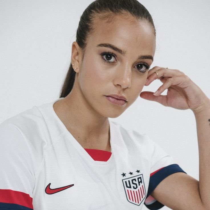 10 мил. Mallory Pugh. Мэллори пью футболистка. Грейси Лу. Алёна Грейси.