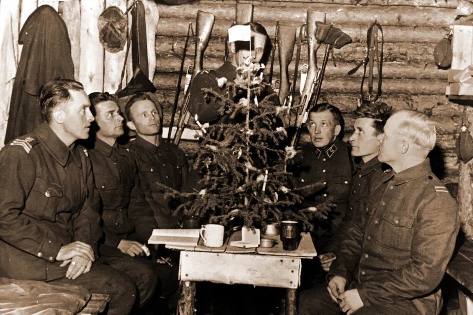 новый год в свердловске 1942. новогодняя елка на фронте. праздновали новый год во время великой отечественной. ледовый городок свердловск 1942 год. елка в блокадном ленинграде 1942.