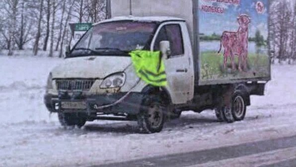 Жилетка на зеркале машины