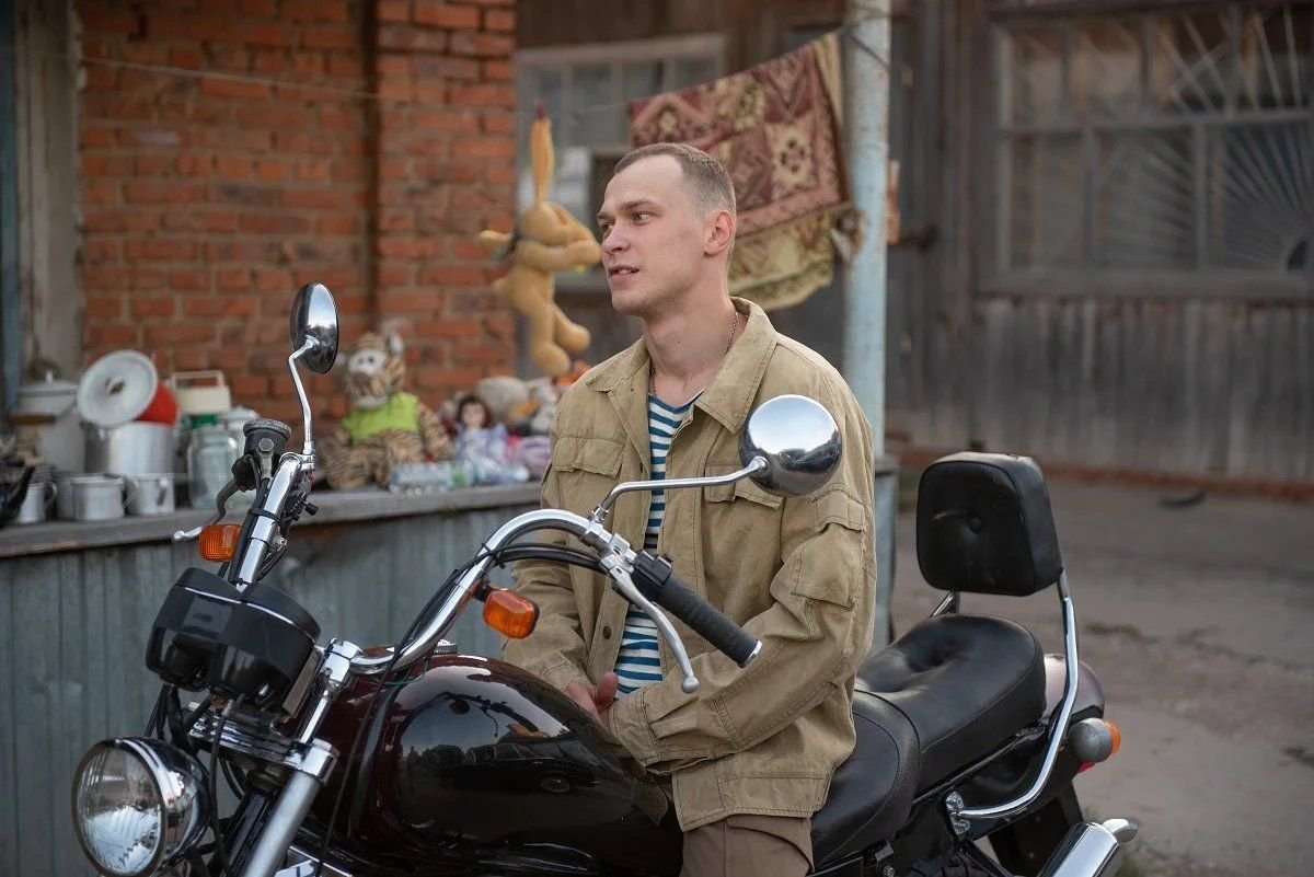 Девяностые сериал. 90 дата выхода. 90 дата выхода. Сериал чума/девяностые мерседес. Чума сериал 2015 актеры.