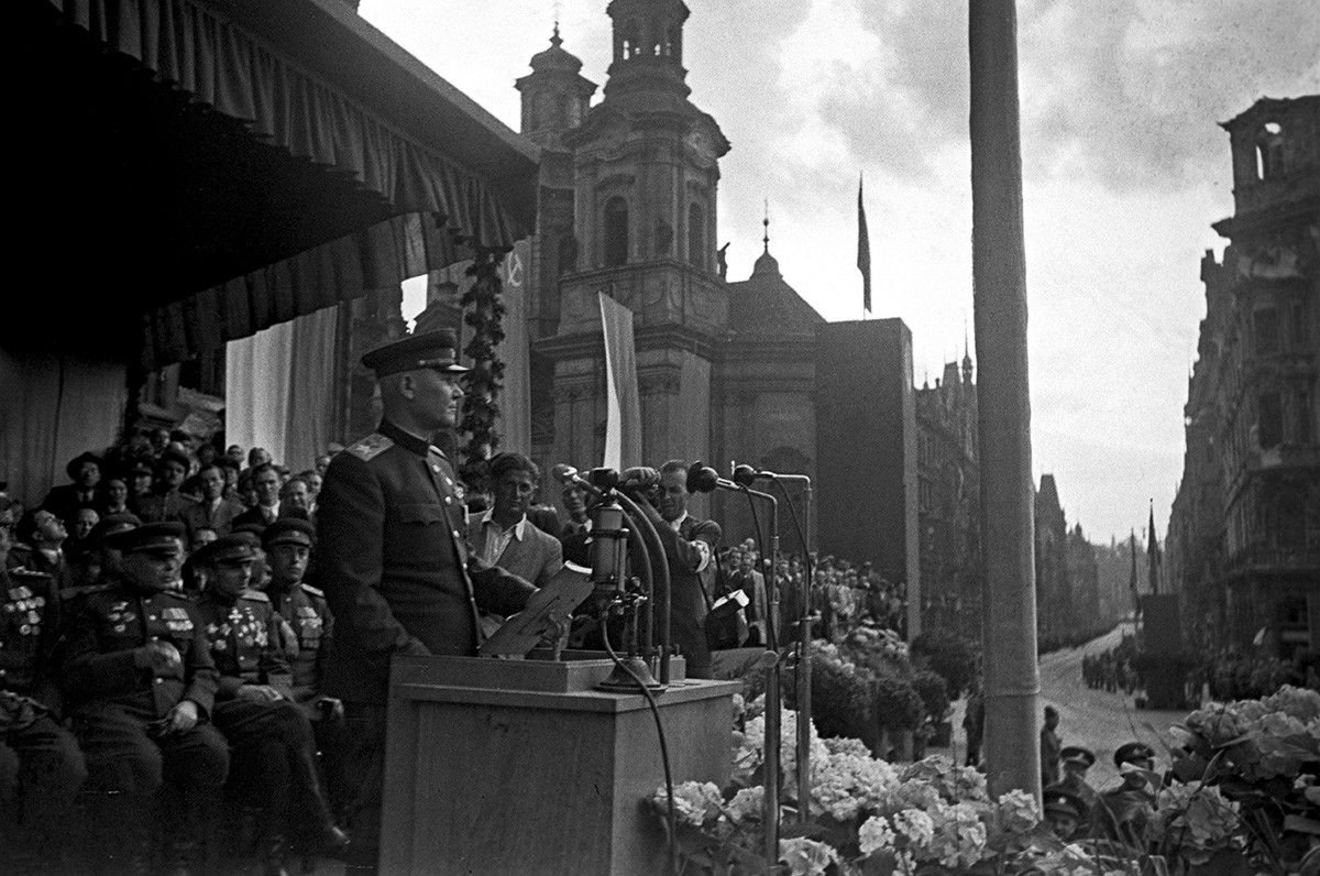 Освобождение чехословакии. Конев в Праге 1945. Маршал Конев в Праге 1945. Освобождение Праги Конев. Освобождение Чехословакии в 1945.