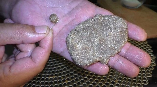 Гороховая прикормка. Прикорм для рыбы. Насадка из манки для ловли рыбы. Манка прикормка для рыбалки. Прикормка для карася из манки.