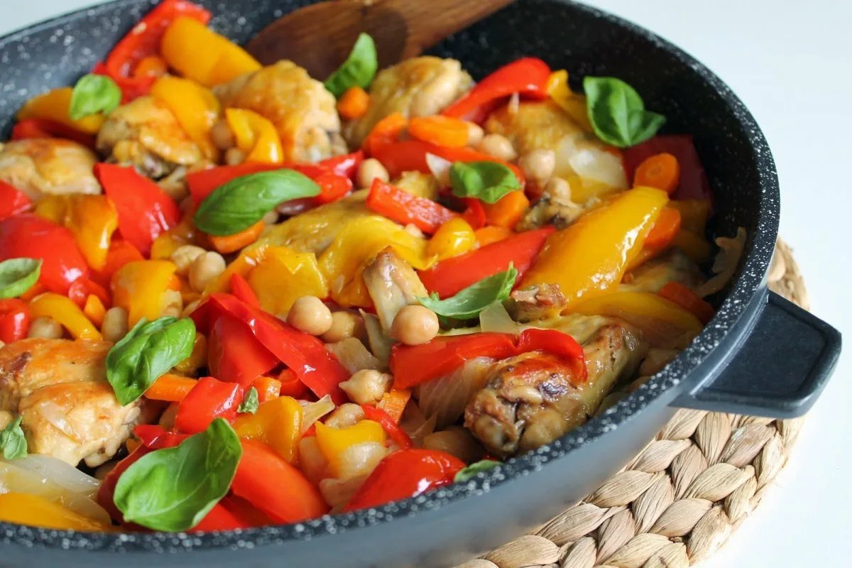 Картошка с болгарским перцем в духовке. Курица с овощами. Курица тушеная с овощами. Курица с овощами на сковороде. Курица тушеная с овощами на сковороде.