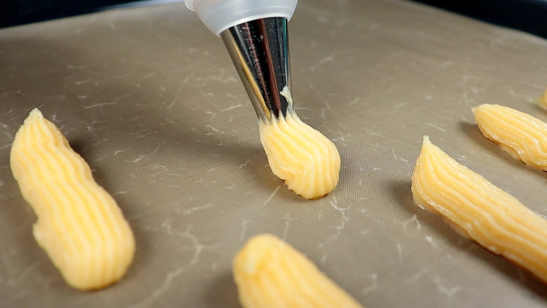 немного трута. из чего изготавливают трут. джейми оливер заварные пирожные. грибная замша из трутовика. кремень и огниво.