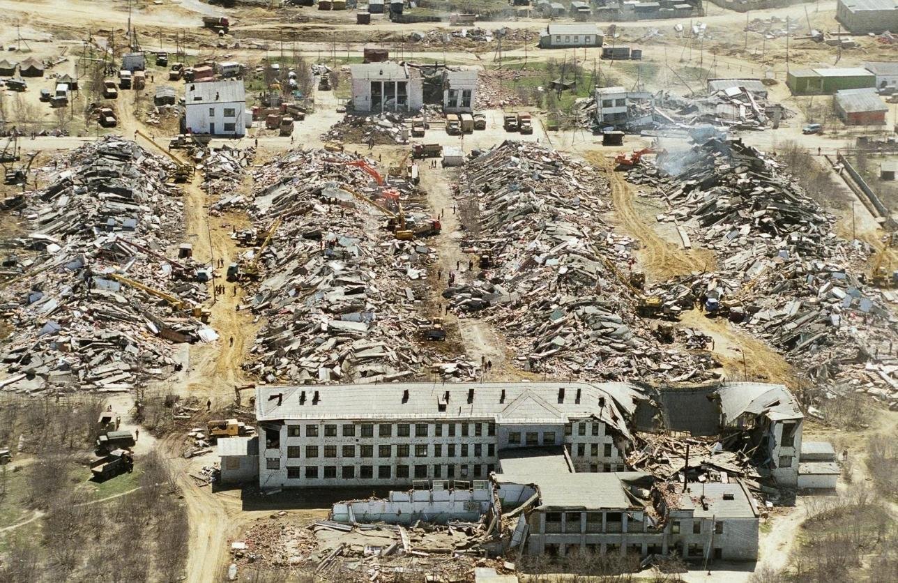 Что разрушили сегодня. Землетрясение на Сахалине 1995 Нефтегорск. Нефтегорск город призрак. Землетрясение в Нефтегорске 1995 г. Нефтегорск Сахалинская область землетрясение 1995.