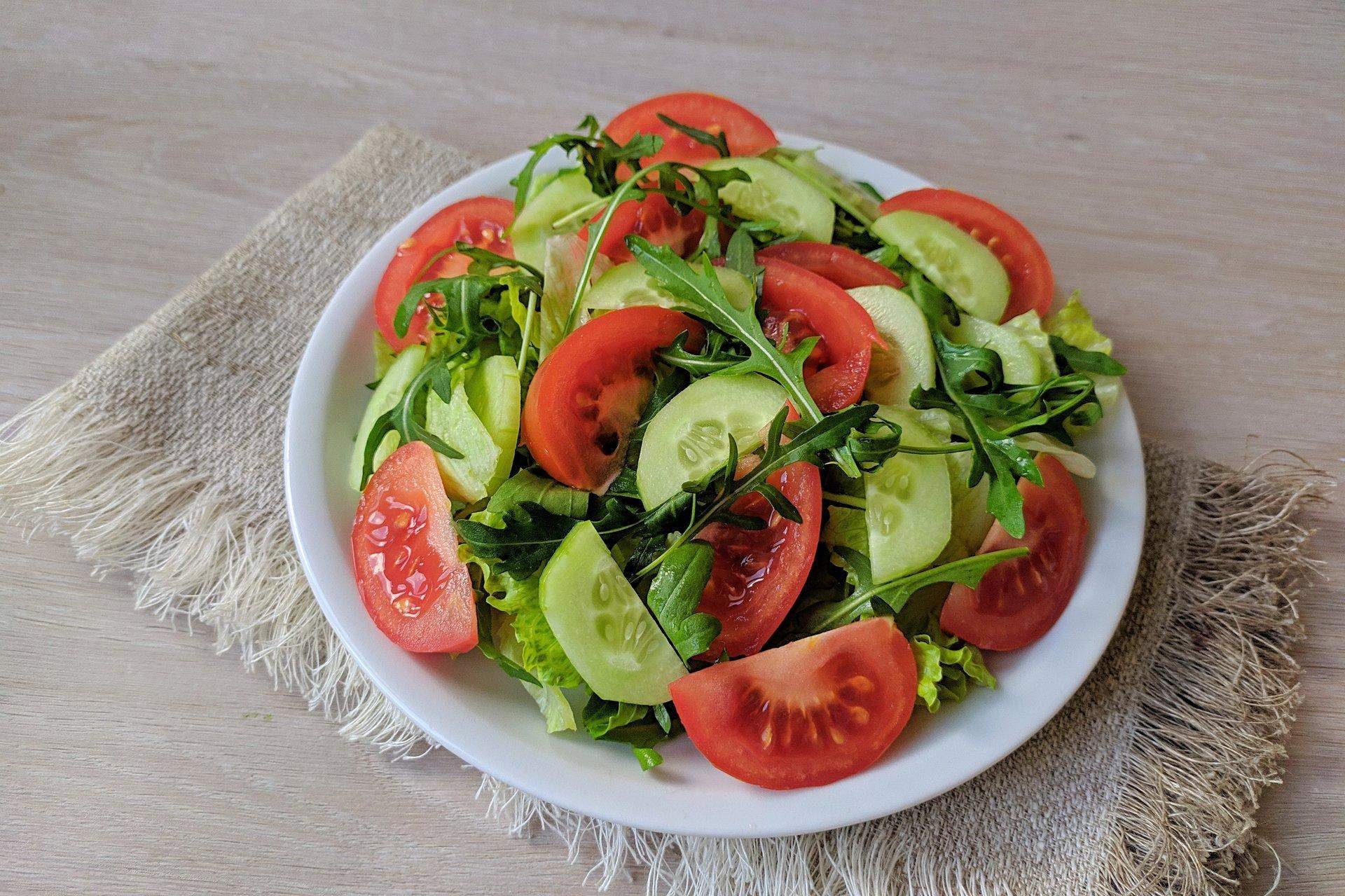 Салат с рукколой помидорами. Салат руккола адыгейский сыр, апельсин.