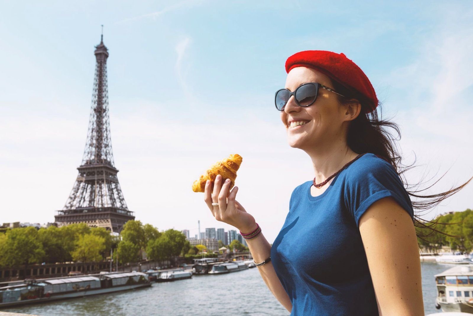 Вид француза. Франция люди. Француз с багетом на фоне Эйфелевой башни. Девушка с круассаном. Девушка с круассаном в Париже.