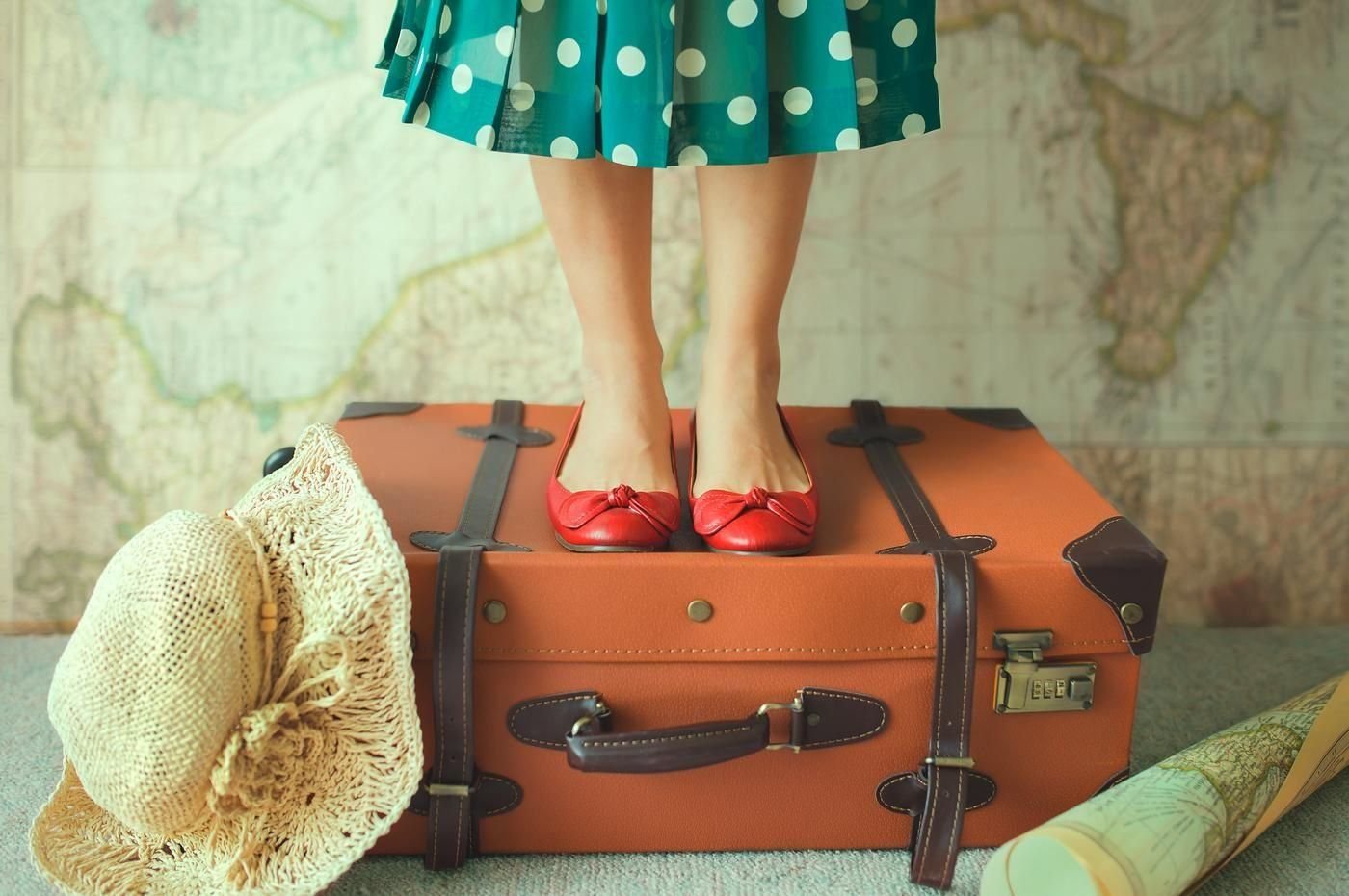 Мы в отпуск собираемся актриса. Чемодан. Отпуск чемодан. Собранный чемодан. Чемодан с вещами.