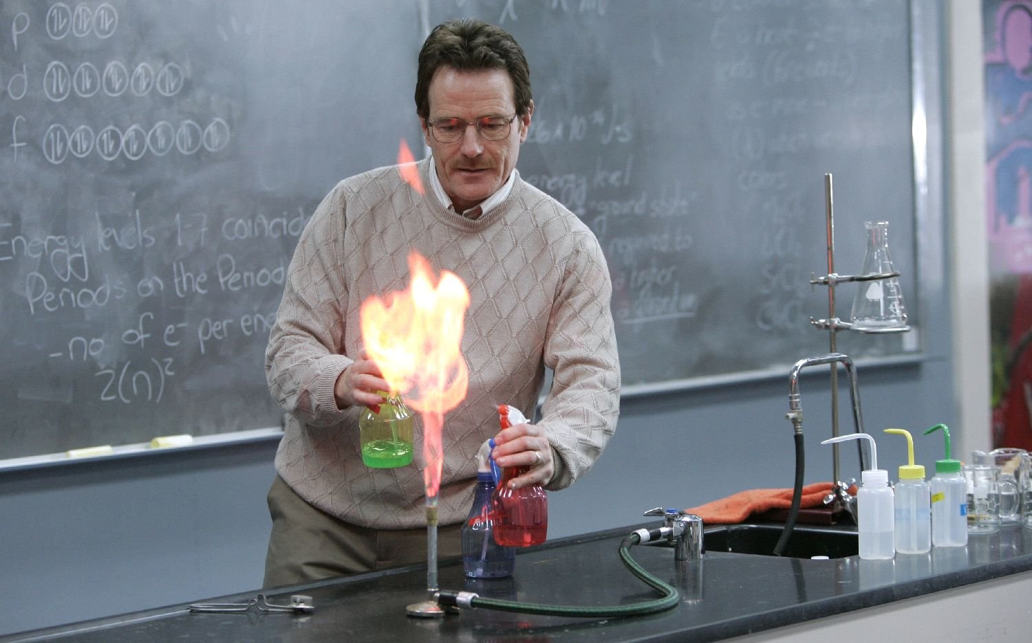 Интересные уроки физики. Уолтер Уайт учитель химии. Breaking Bad учитель химии. Химия эксперимент Уолтер Уайт.
