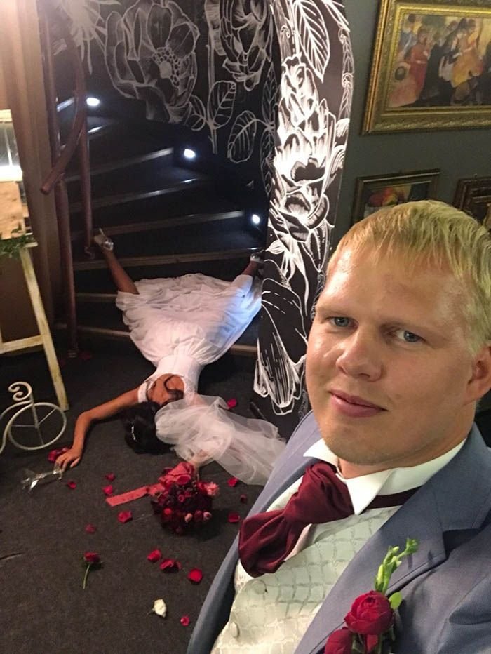 Питер паркер тоби магуайр мем. Завидная невеста прикол. Бабушка сказала жених. Бухаешь небось. Мемы про жениха.