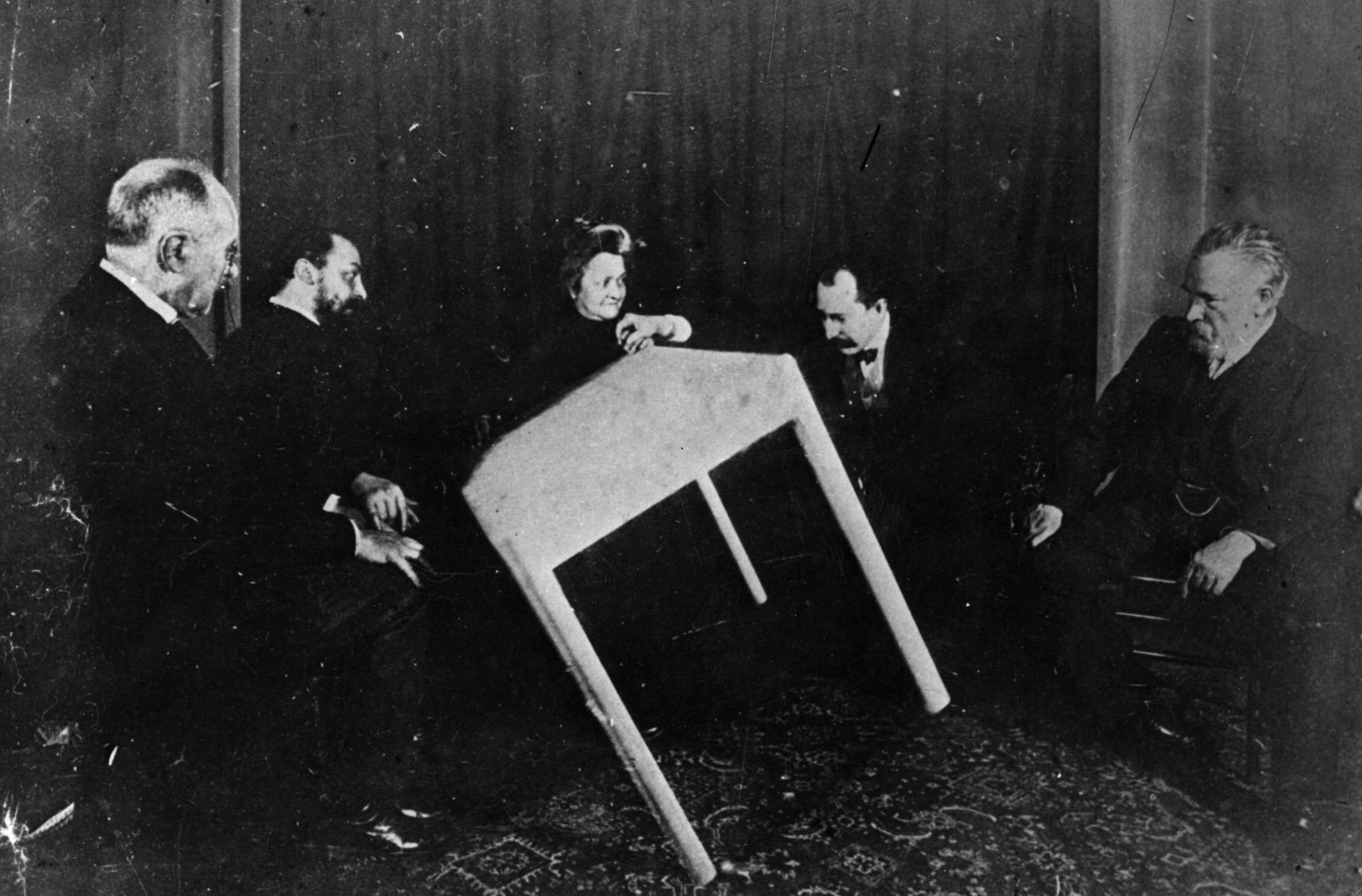 Спиритизм дома романовых. Медиумы общающиеся с миром мертвых. Медиумы общающиеся с миром мертвых. Спиритический медиум. Кардековский спиритизм.