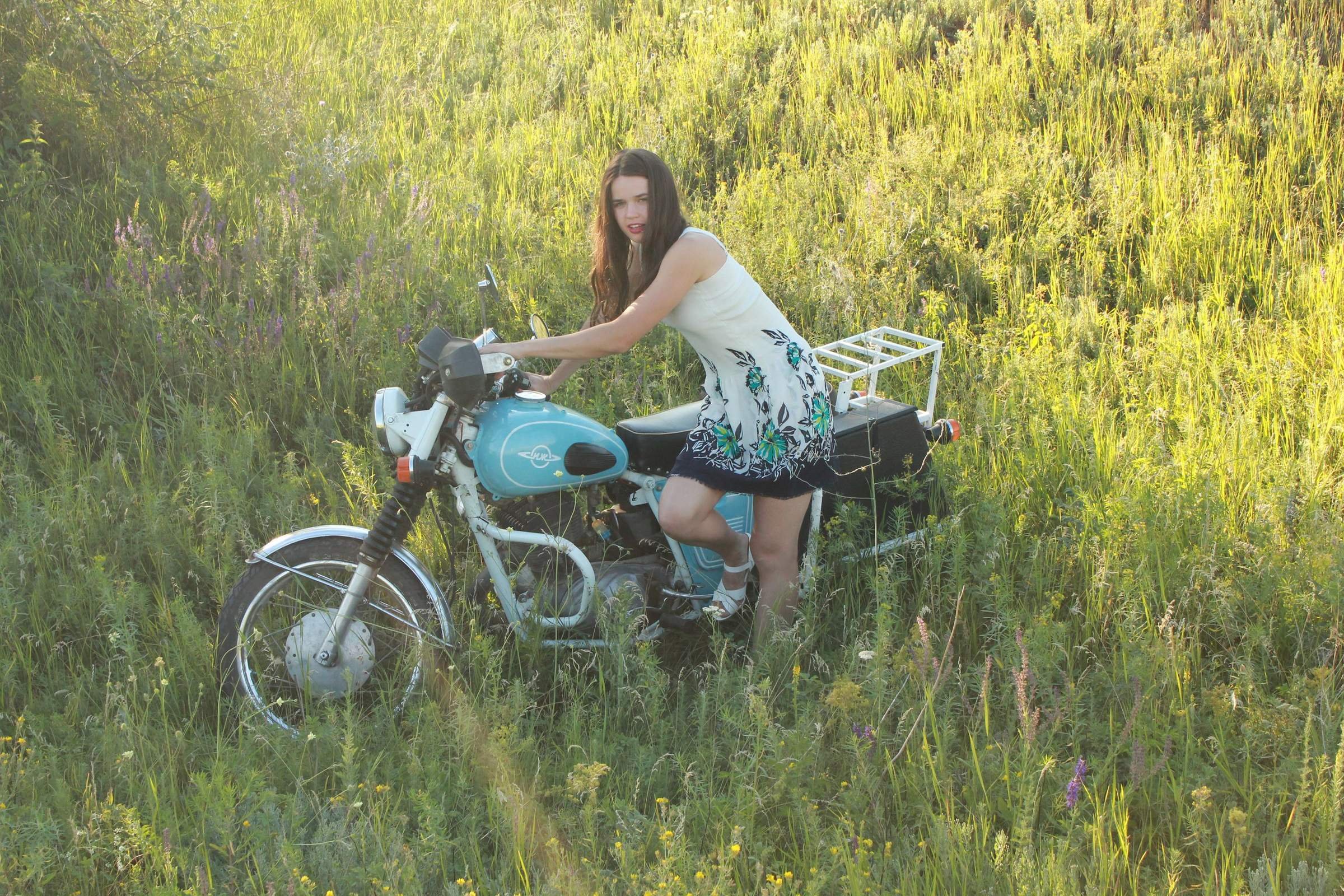 Деревенские девчонки на мотоцикле