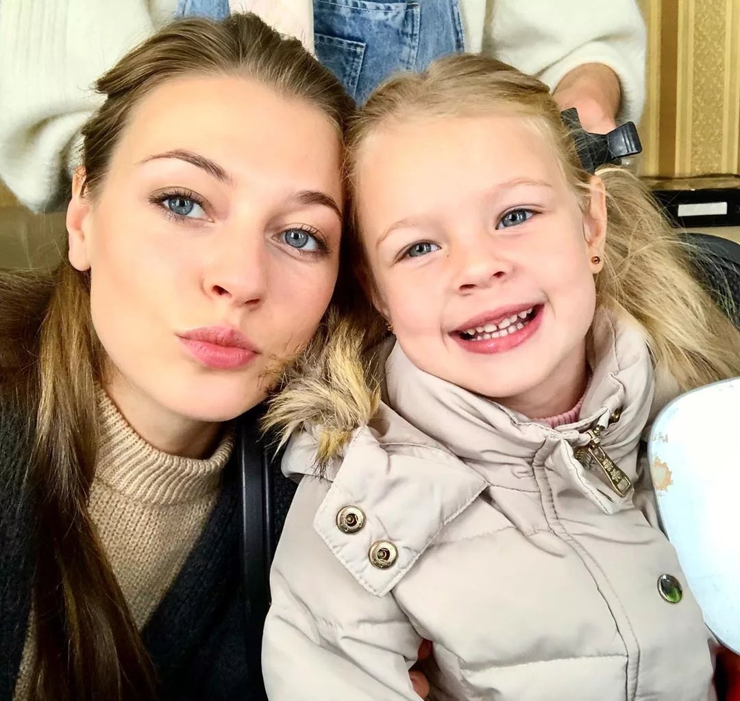 Александра Никифорова с дочкой