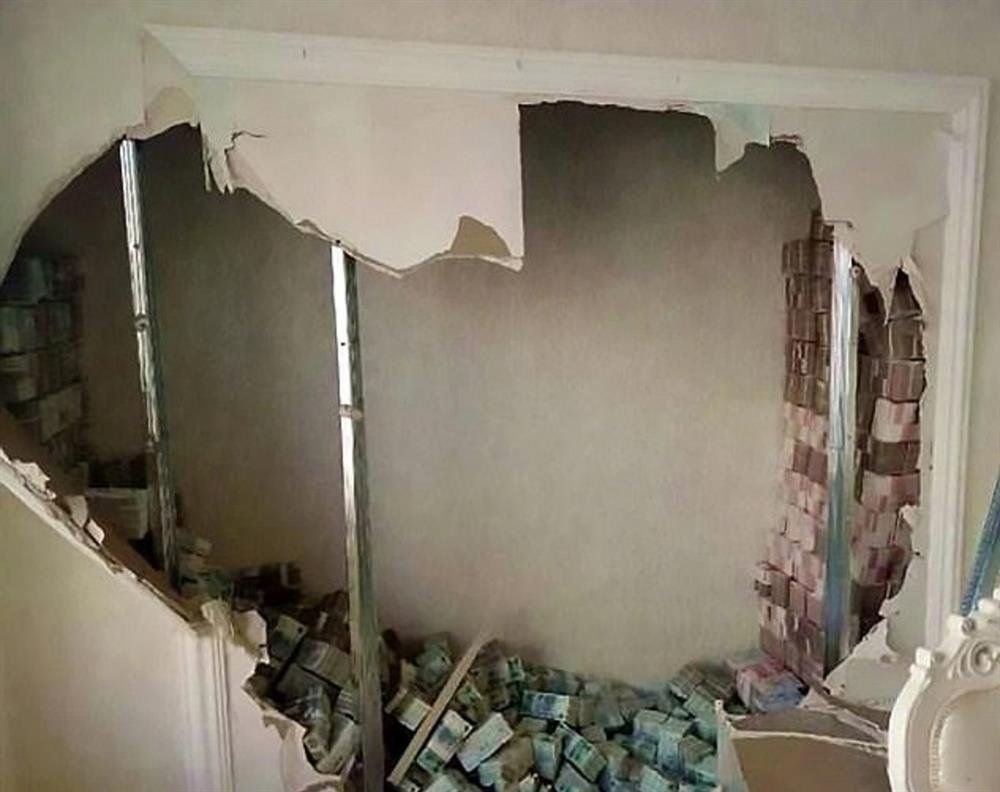 беспорядок в квартире. тайная комната в старинном доме. обнаружили в доме комнату. подпол в доме. потайная комната в подвале.