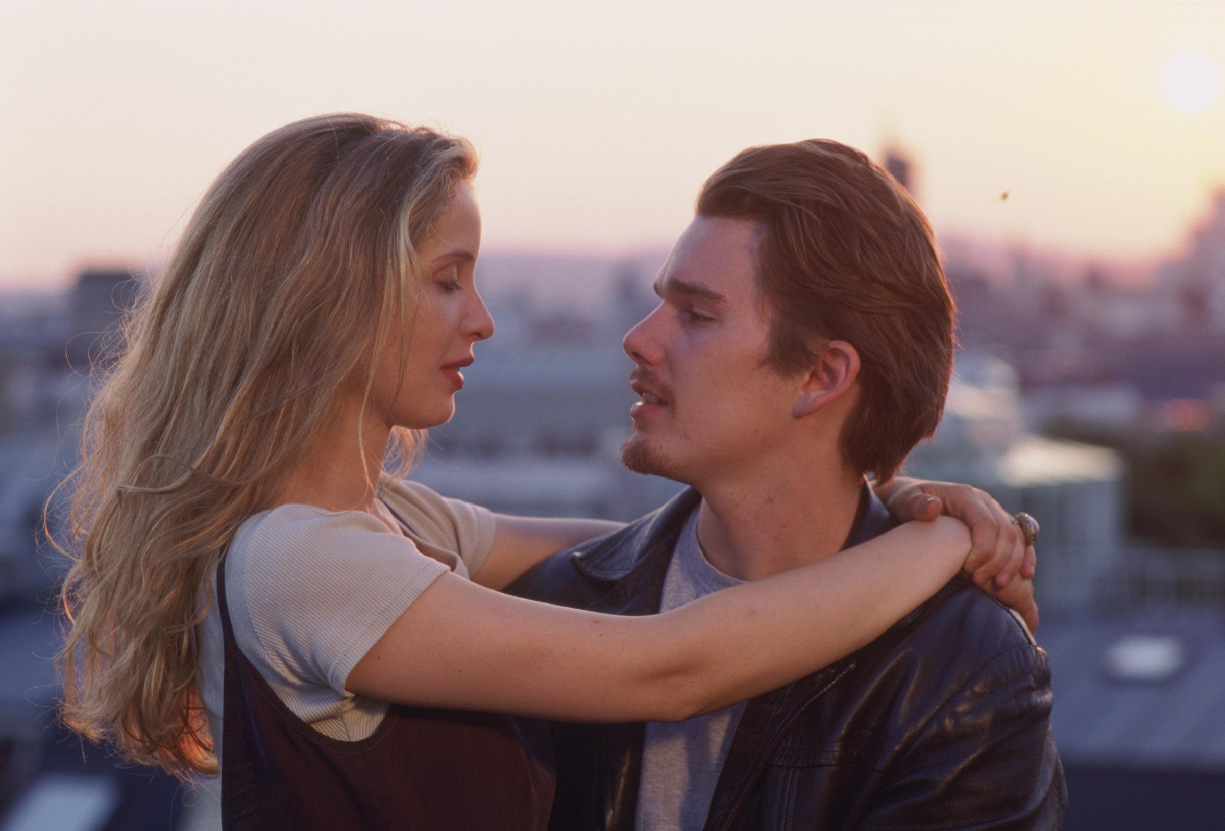 Перед первой парой. Перед рассветом 1995. Before Sunrise 1995 фильм. Итан Хоук перед рассветом. Итан Хоук 1995.