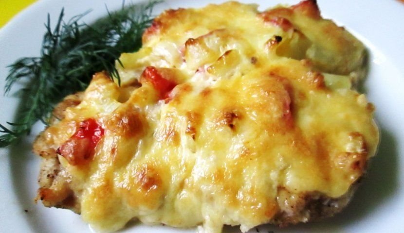 Курочка под. Куриная грудка под шубой в духовке. Куриная грудка под шубой в духовке с помидорами и сыром. Куриное филе под шубой в духовке. Филе курицы под шубой в духовке.