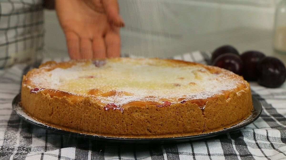 Насыпной пирог со сливами и творогом