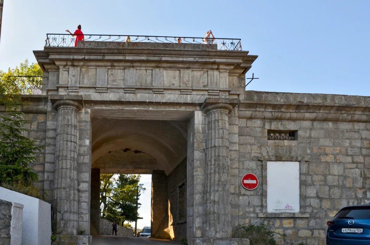 Байдарские ворота в крыму история. Перевал Байдарские ворота. Байдарские ворота в Крыму. Достопримечательности Крыма Байдарские ворота. Форос Байдарские ворота.