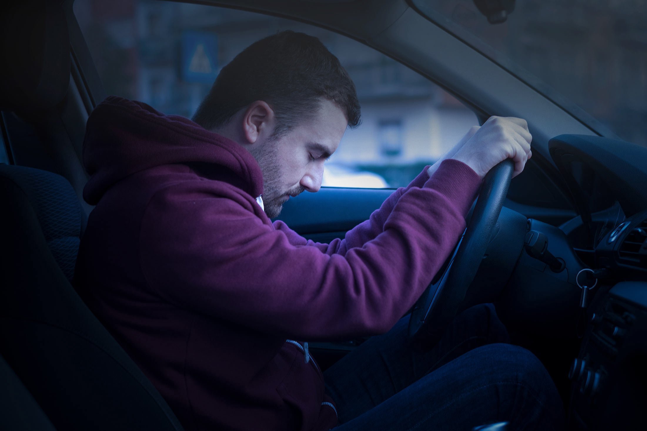 T driver. Мужчина за рулем. Водитель уснул за рулем. Парень сидит на машине. Мужчина спит за рулем.