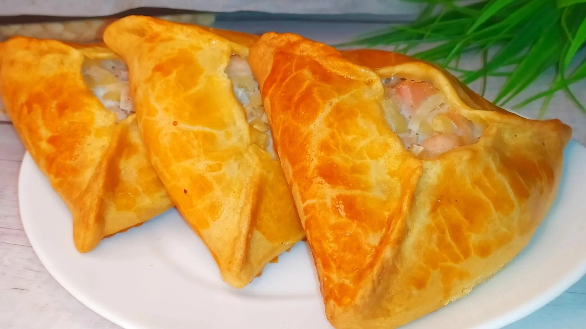 Курник из песочного теста с картошкой. Курник с курицей. Курник с курицей и картошкой. Курник фото. Курник пирожок блюдо.
