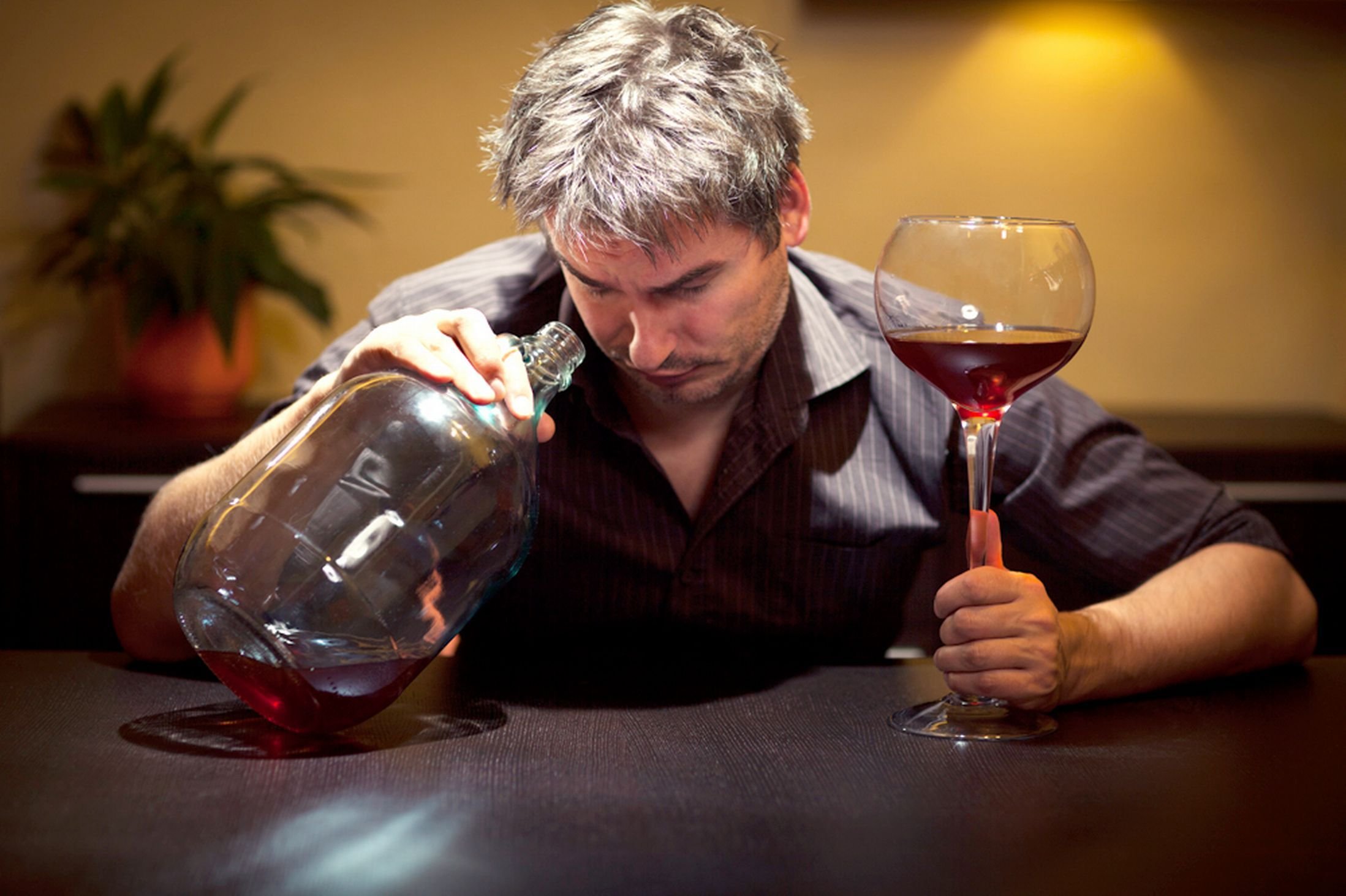 Муж часто пьет. Пьющий мужчина. Человек с вином. Мужчина с вином. Люди пьют вино.