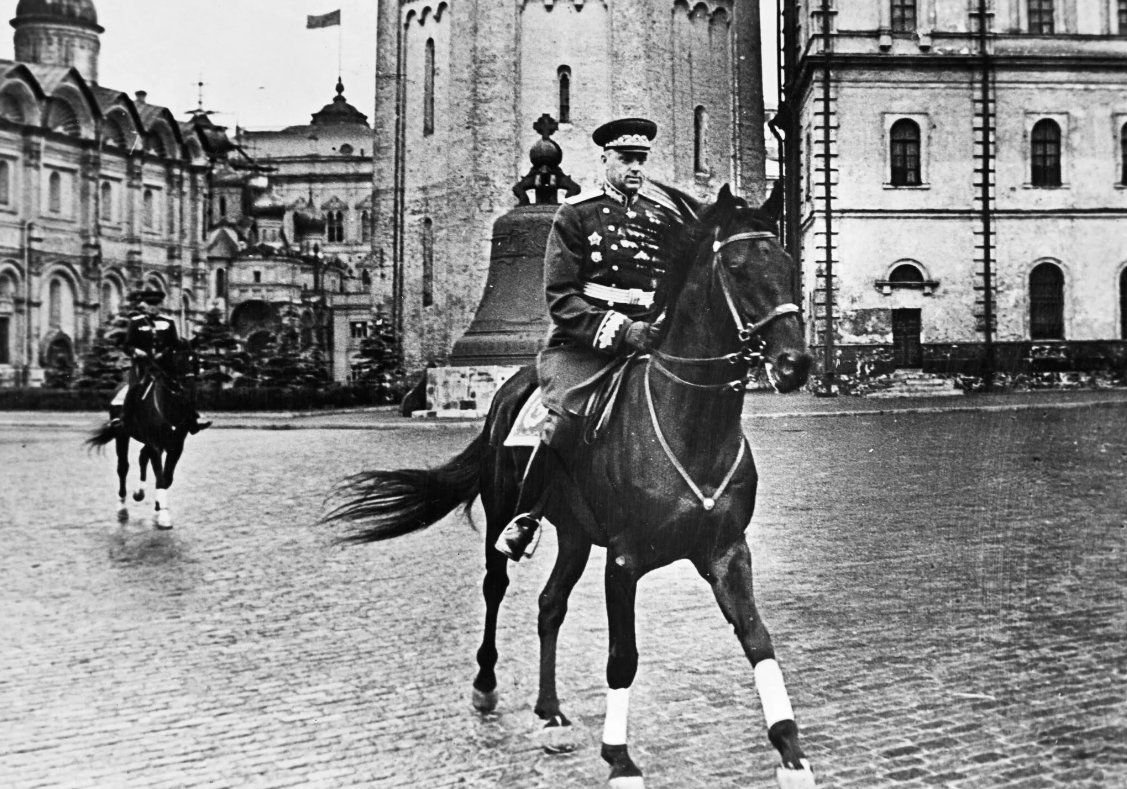 Командующий парадом победы 24 июня 1945. Рокоссовский на параде Победы 1945. Маршал Рокоссовский на параде Победы 1945. Константин Рокоссовский на параде Победы 1945 год. Рокоссовский Константин Константинович на параде.