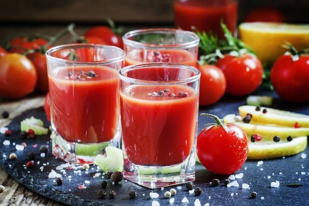 Вода вода томатный сок вода вода. Томатный сок. Томатный коктейль. Шот с томатным соком.
