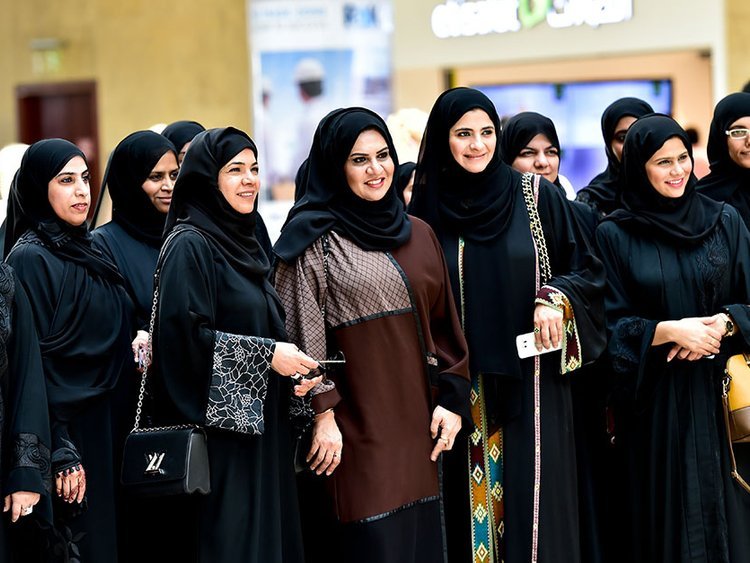 саудовская аравия абайя. жители арабских эмиратов. абайи от dolce gabbana. женщины эмиратов. стив маккарри фотограф.