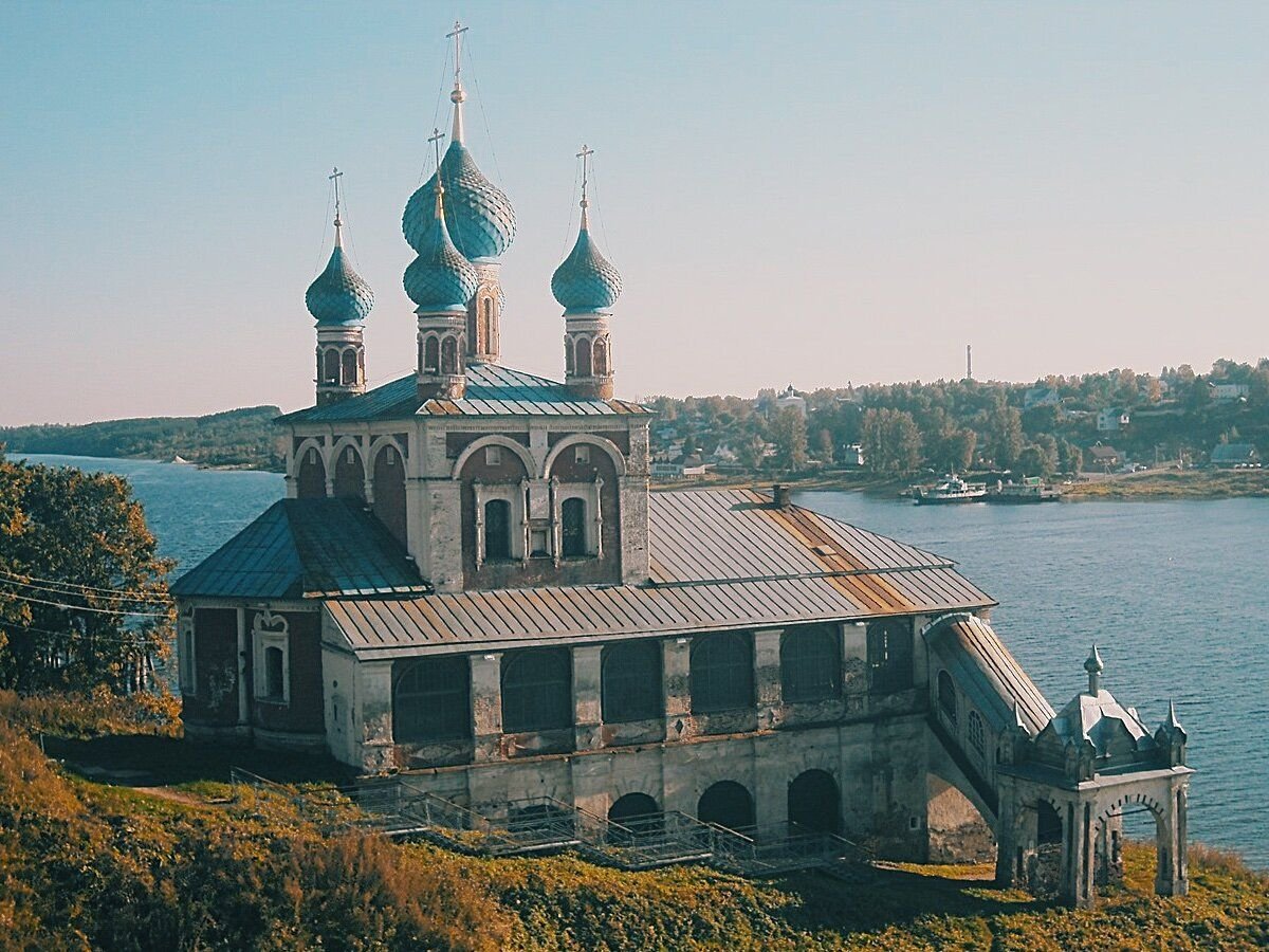 церкви на берегу волги