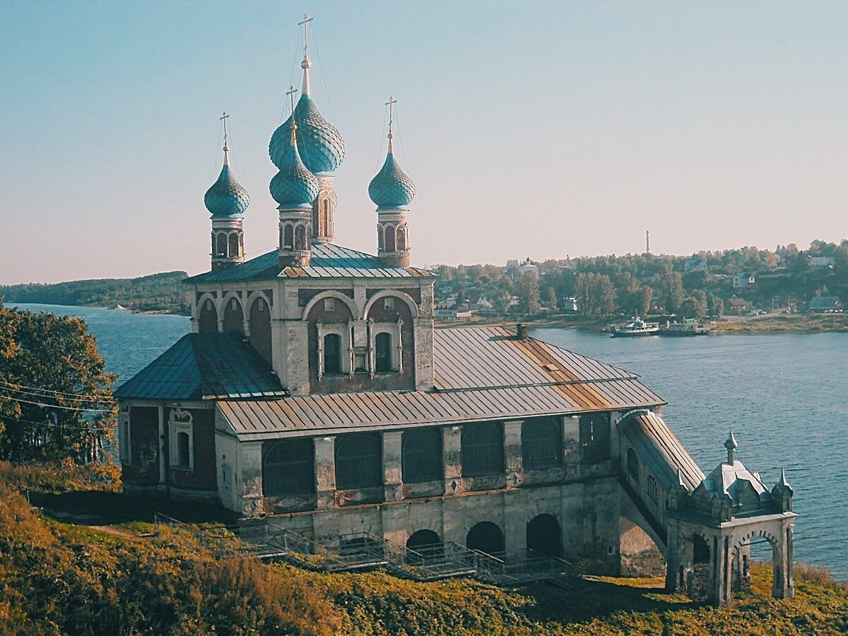 храмы по берегам волги