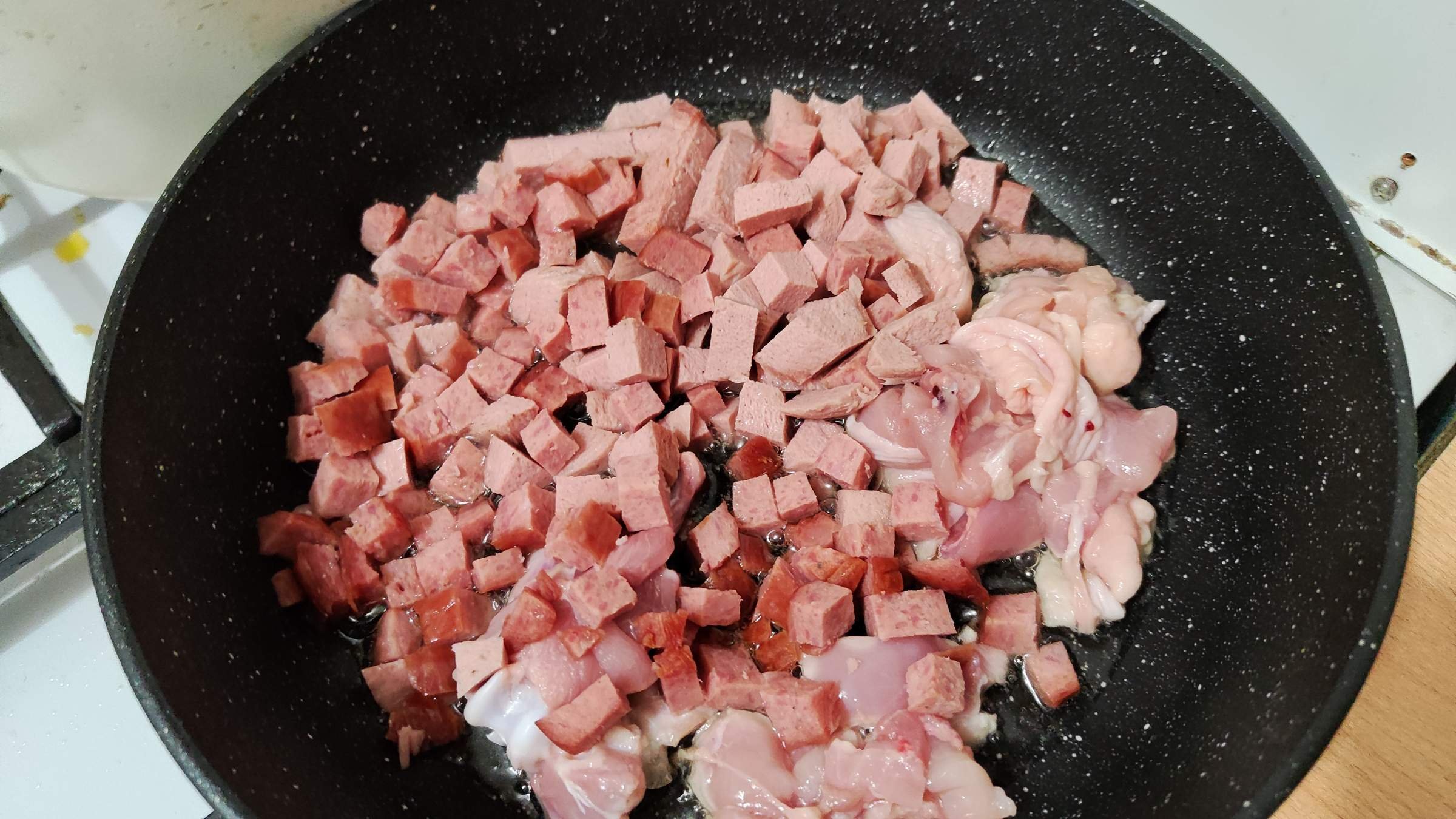 обжарьте лук с колбасой. обжарить колбасу. обжарить колбасу. жареные колбаски. жареная докторская колбаса.