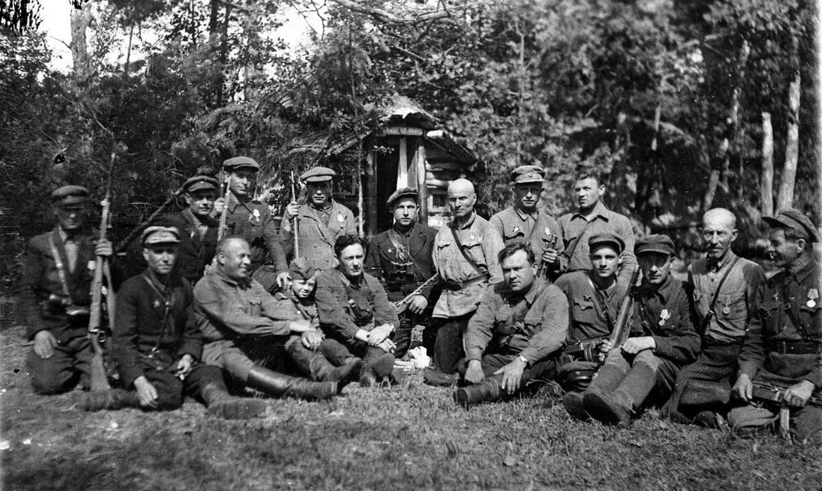 Белорусы в вов. Партизаны в Белоруссии 1943. Партизанские и подпольные движения в Белоруссии 1943. Партизанское движение Беларусь ВОВ.