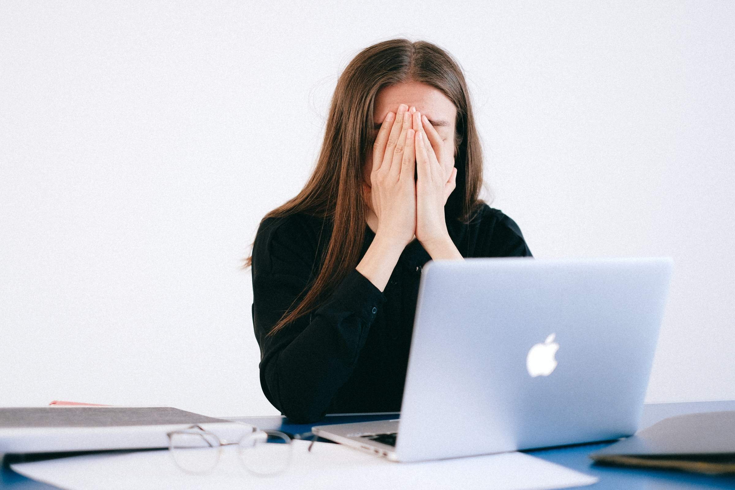 Employee stress. Девушка в стрессе. Стресс за компьютером. Человек в стрессе. Выгорание девушка.