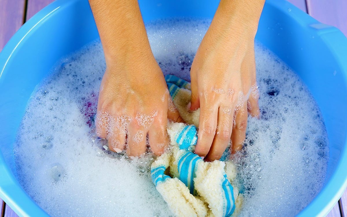 замачивание в моющем средстве. замачивание в моющем средстве. замачивание в моющем средстве. посуда замоченная в воде. мытье медицинских инструментов.