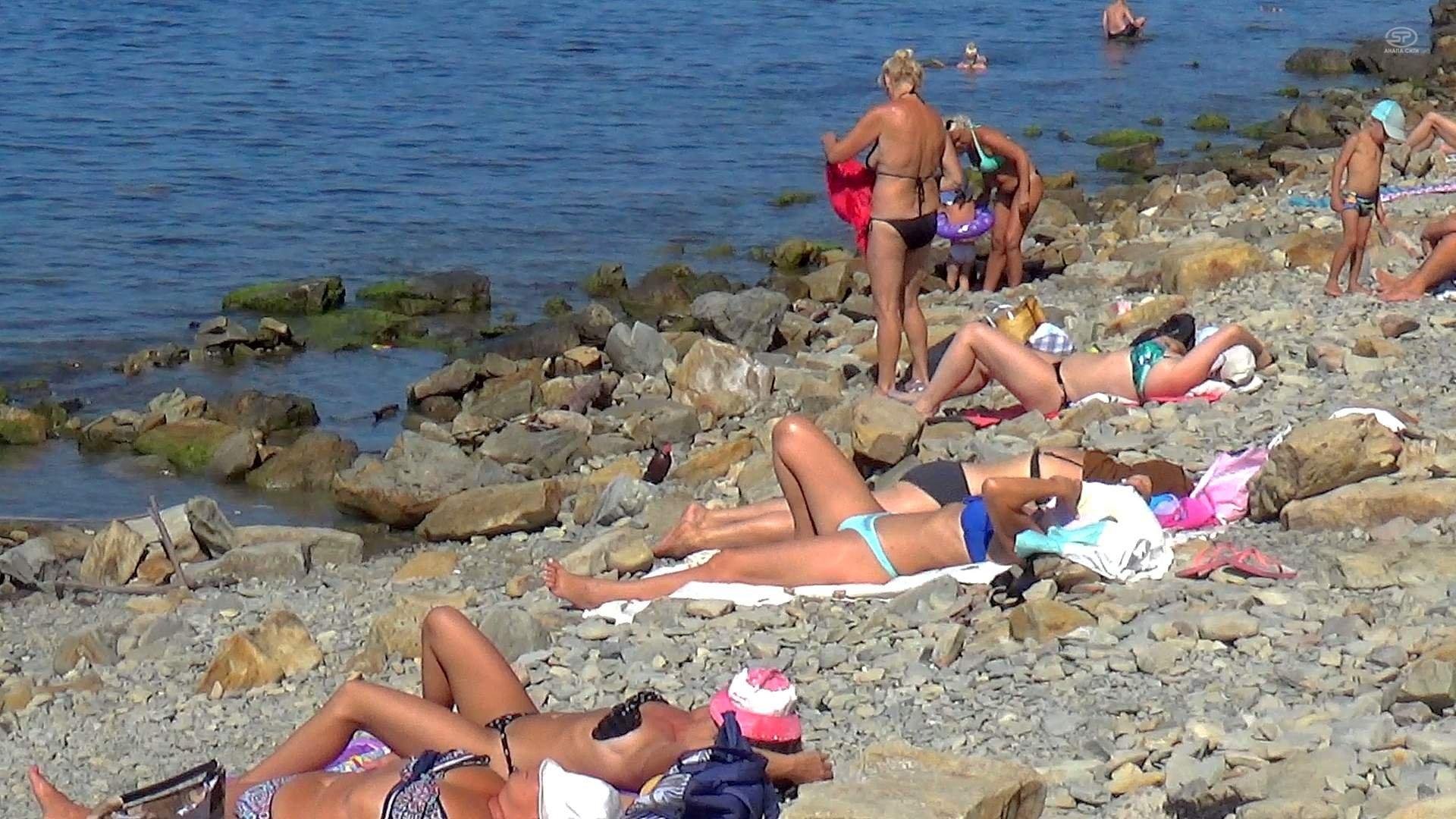 Каменистый пляж в Крыму