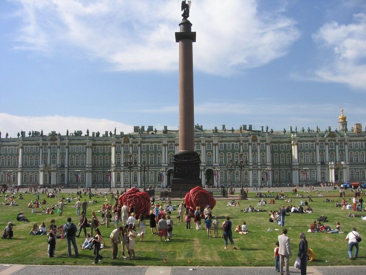 Петербург 2005. Дворцовая площадь Адмиралтейский луг. Дворцовая площадь 2005. Дворцовая площадь в Санкт-Петербурге лужайка. Дворцовая площадь газон.